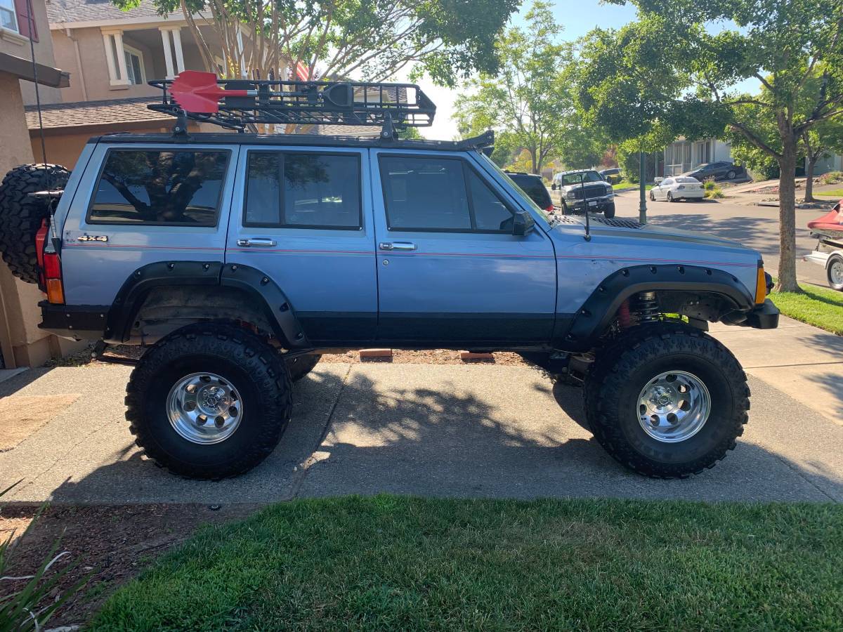 1992 Jeep Cherokee XJ on 35" SSRs, winch, built suspension
