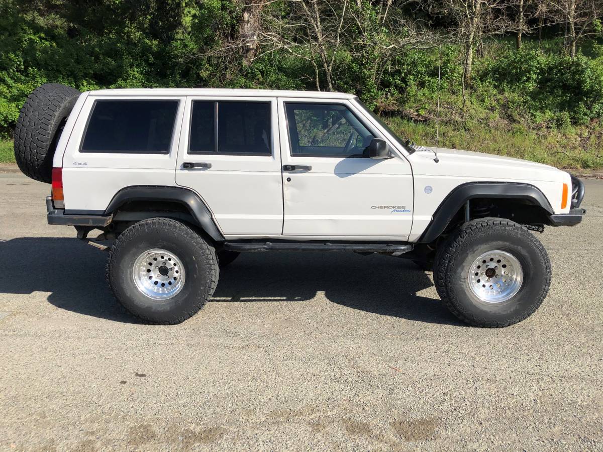 2000 Jeep Cherokee XJ on 35s, M8000 winch, locked, 4.88s