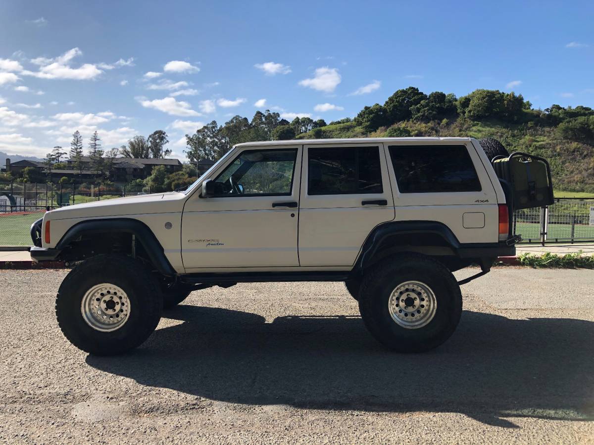 2000 Jeep Cherokee XJ on 35s, M8000 winch, locked, 4.88s